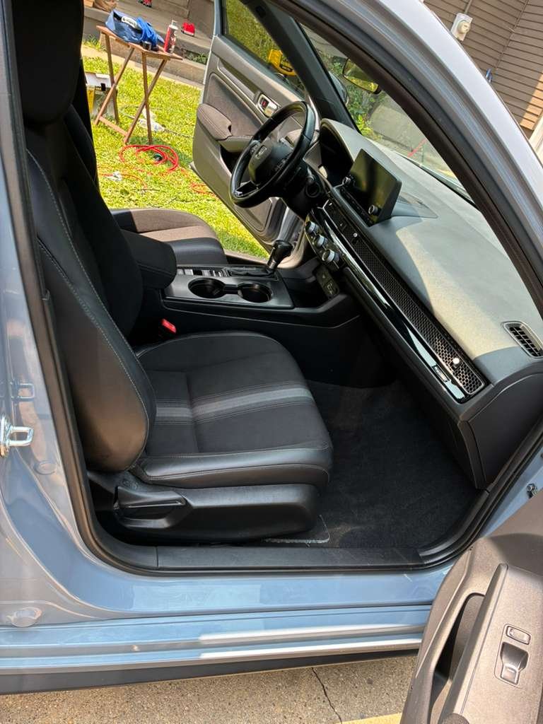 Front Seat & Console — After - Reflejo Elemental Auto Detailing
